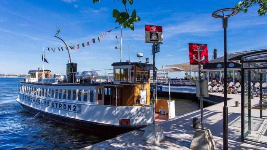 Restaurang J med trafikerande båtar till stan, Lidingö, Fjäderholmarna och vidare